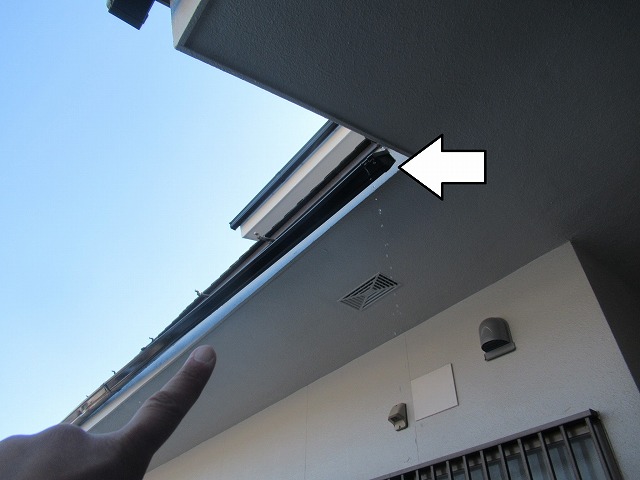 甲府市　雪害雨樋破損